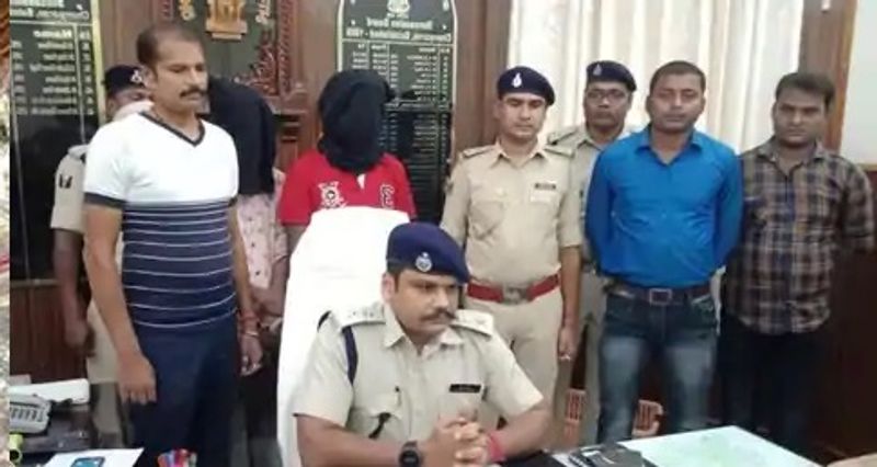 एसपी ने बताया कि चरस को नेपाल से रक्सौल के रास्ते मुम्बई भेज जा रहा था। ऐसे में इसके मुम्बई और बॉलीवुड के कनेक्शन की भी जांच की जा रही है।
