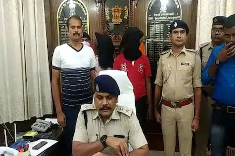 एसपी नवीन चंद्र झा ने बताया कि गोपनीय सूचना के आधार पर टॉल प्लाजा पर वाहनों की जांच की जा रही थी। इसी दौरान पुलिस को एक गाड़ी में से 52 पकैट में रखा 25 किलो ग्राम चरस बरामद हुआ।
