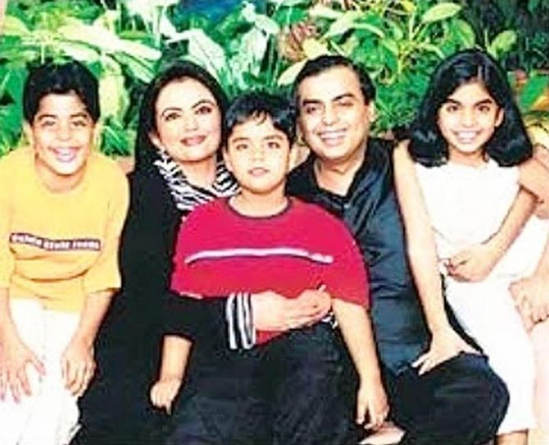 इस तस्वीर में मुकेश और नीता अंबानी अपने तीनों बच्चों के साथ दिख रहे हैं। इसमें अनंत अंबानी मुकेश अंबानी और नीता अंबानी की गोद में बैठे हैं। यह एक रेयर तस्वीर है।