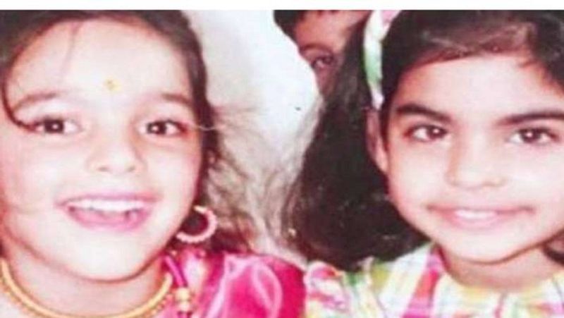 ईशा अंबानी अपनी एक सहेली के साथ। ईशा अंबानी इस तस्वीर में दाहिनी तरफ नजर आ रही हैं। वाकई वे बेहद क्यूट नजर आ रही हैं। 