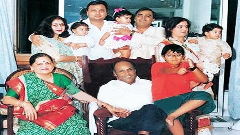 इस तस्वीर में पूरी अंबानी फैमिली एक साथ दिख रही है। मुकेश अंबानी और अनिल अंबानी अपने माता-पिता धीरूभाई अंबानी और कोकिला बेन के साथ नजर आ रहे हैं। यह भी अंबानी फैमिली की एक रेयर पिक है। 