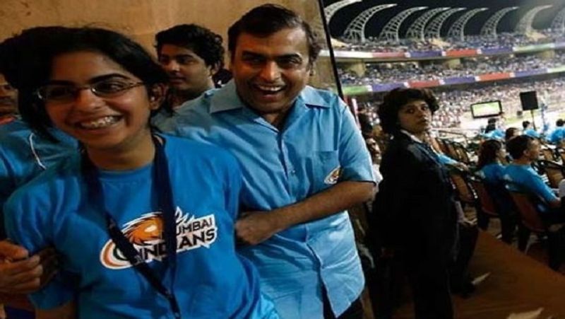 यह किसी बड़े इवेंट की तस्वीर है। इसमें टीनएज ईशा अंबानी अपने पिता मुकेश अंबानी के साथ एक खास ही अंदाज में दिख रही हैं। एक पिता और बेटी के बीच स्पेशल बॉन्डिंग और प्यार भरे पलों की यह बेहद खूबसूरत तस्वीर है। 