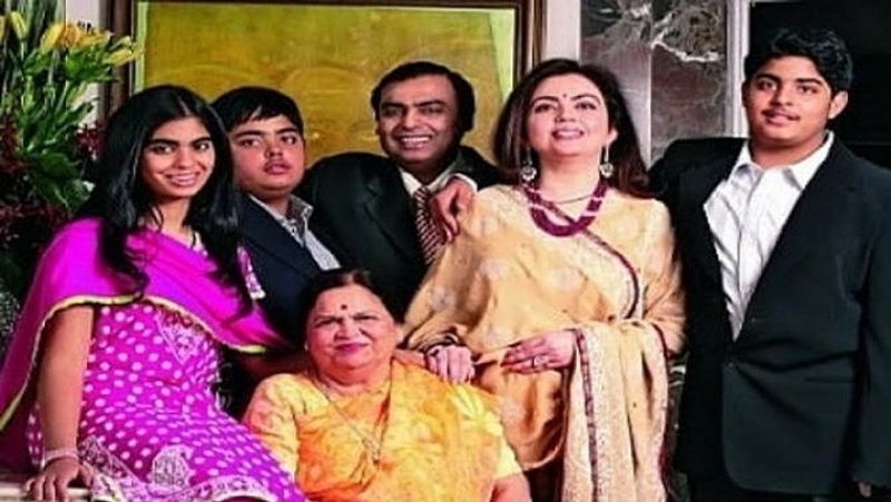 इस तस्वीर में मुकेश अंबानी और नीता अंबानी अपने दोनों बेटे आकाश-अनंत अंबानी और बेटी ईशा अंबानी के साथ मां कोकिला बेन के साथ नजर आ रहे हैं। यह बेहद खूबसूरत फैमिली पिक है। यह अंबानी फैमिली की रेयर तस्वीरों में से एक है।
