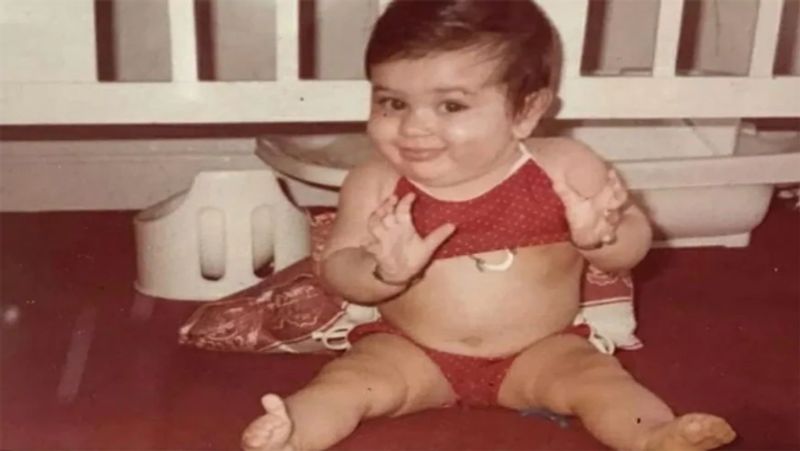 'टशन' मूवी के दौरान करीना का साइज जीरो लुक फैंस को काफी पसंद आया था। वे हमेशा ही फिटनेस को लेकर काफी कॉन्शियस रहती है पर बचपन में वे एकदम गोल मटोल थीं। करीना बेहद क्यूट और प्यारी दिखती थी।