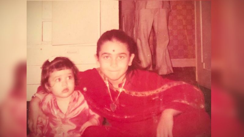 करीना कपूर अपनी बहन करिश्मा कपूर के साथ एक खास बॉन्डिंग रखती हैं। करीना के बर्थडे पर भी करिश्मा ने बचपन की एक तस्वीर सोशल मीडिया पर शेयर की है। इस तस्वीर में करिश्मा को तो आप पहचान सकते हैं लेकिन करीना को पहचानना थोड़ा मुश्किल है।