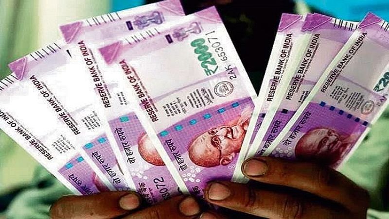 योजना की अवधि सरकार ने बढ़ाई
कोरोना संकट के कम नहीं होने की वजह से सरकार ने अब अटल बीमित व्यक्ति कल्याण योजना का लाभ लेने के समय बढ़ा दिया है। अब इस योजना के पात्र 30 जून, 2021 तक इस योजना का लाभ ले सकेंगे। पहले इस स्कीम का लाभ 31 दिसंबर, 2020 तक ही लिया जा सकता था।
(फाइल फोटो)
