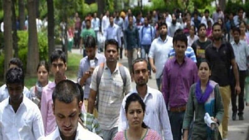 किसे मिलता है इस योजना का लाभ
इस योजना का लाभ उन्ही कर्मचारियों को मिलता है, जो ESI स्कीम के तहत कवर हैं। ऐसे कर्मचारियों के मासिक वेतन से ESI अंशदान कटता है। इस योजना के तहत जो मदद मिलती है, वह एक तरह के बेरोजगारी भत्ते की तरह है।
(फाइल फोटो)