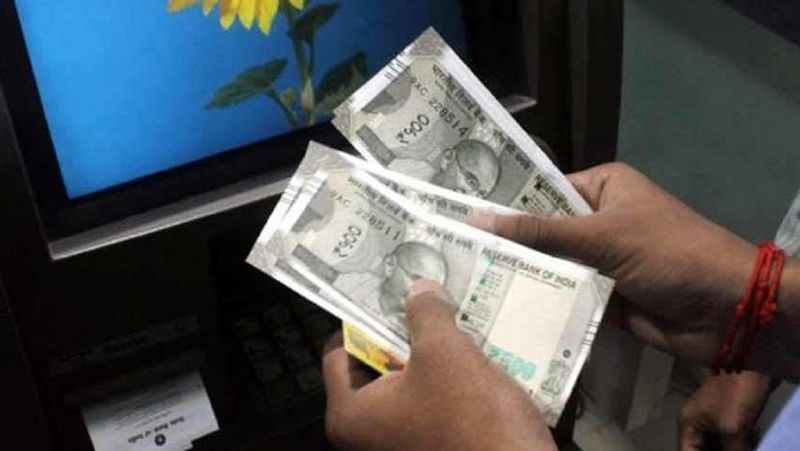 कितने समय तक मिलती है मदद
इस योजना के तहत नौकरी छूट जाने के बाद अधिकतम 90 दिन यानी 3 महीने तक सरकार से आर्थिक मदद मिलती है। दरअसल, कोरोना महामारी के लागातर बढ़ते जाने से इस योजना के नियमों में कुछ छूट दी गई है।
(फाइल फोटो)
