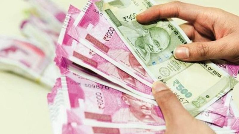योजना का लाभ लेने के लिए शर्तें
बीमित व्यक्ति ने नौकरी जाने से पहले कम से कम 2 साल नौकरी की हो और अंशदान की अवधि में कम से कम 78 दिन अंशदान किया हो। इसके साथ ही, योजना का लाभ लेने के लिए क्लेम नौकरी जाने के 30 दिन के अंदर करना होगा। क्लेम फॉर्म सीधे ESIC ब्रांच कार्यालय में ऑनलाइन सबमिट किया जा सकता है। ESIC की वेबसाइट पर जाकर अटल बीमित व्यक्ति कल्याण योजना का फॉर्म डाउनलोड किया जा सकता है।