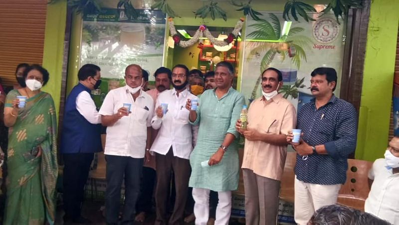 North Karnataka First Neera Shop Started in Dharwadgrg