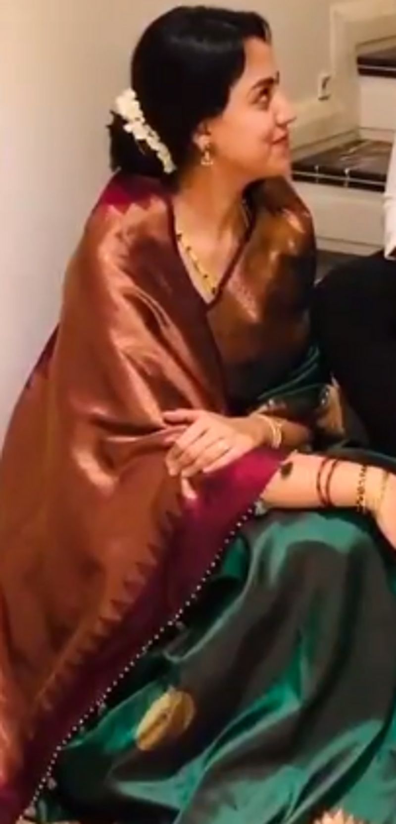 Reavthi blushes as Nikhil kumaraswamy acts something in-front of her dpl