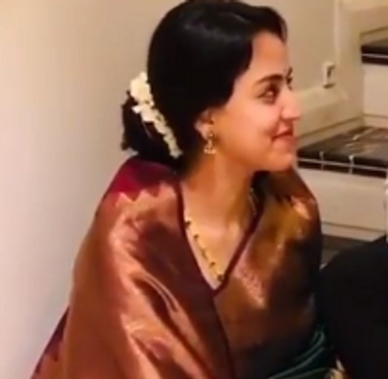 Reavthi blushes as Nikhil kumaraswamy acts something in-front of her dpl