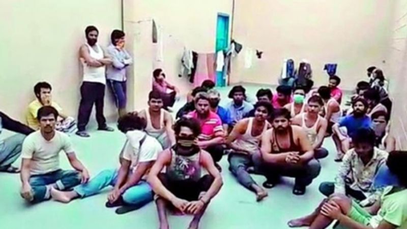 सोशल मीडिया पर वायरल हुए वीडियो में कामगार कहते हैं कि 'उनका अपराध सिर्फ यही है कि उन्होंने भीख मांगी। सऊदी प्रशासन ने उनके किराए के कमरे पर जाकर उनकी पहचान मालूम की और जेद्दाह स्थित डिटेंशन सेंटर में डाल दिया।
