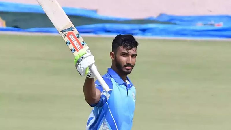 देवदत्त कर्नाटक प्रीमियर लीग में बेलरी टस्कर्स की तरफ से खेल चुके हैं। तब उनकी उम्र मात्र 17 साल थी। देवदत्त ने कर्नाटक के लिए रणजी ट्रॉफी में 28 नवंबर 2018 को डेब्यू किया था। बाद में उन्हें आईपीएल में आरसीबी टीम ने खरीदा। 