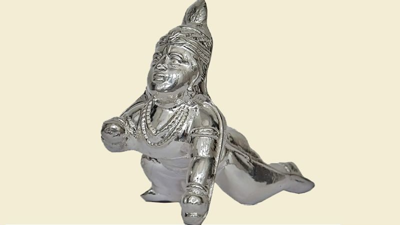 1. घर की उत्तर दिशा में चांदी के बाल गोपाल की मूर्ति स्थापित करें। मूर्ति को स्फटिक की माला पहनाएं। रोज पूजा करें। इससे अशुभ चंद्र का असर खत्म होता है।
