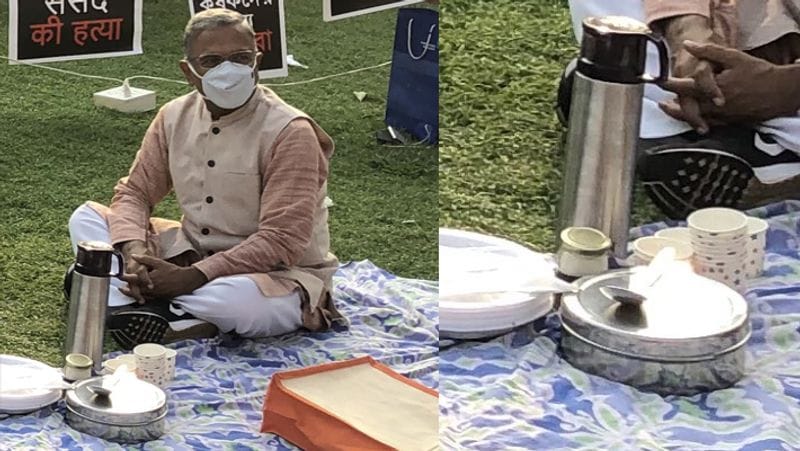 राज्यसभा के उपसभापति हरिवंश सिंह एक दिन का उपवास रखेंगे। विपक्ष के सांसदों के व्यवहार के खिलाफ उपसभापति उपवास रखेंगे।
