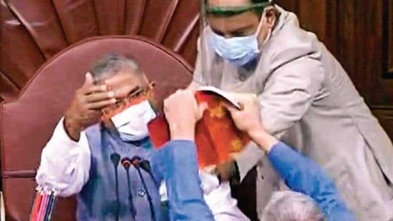 संसद परिसर में निलंबन के विरोध में प्रदर्शन कर रहे सांसदों को चाय पिलाने पर प्रधानमंत्री नरेंद्र मोदी ने राज्यसभा के उप सभापति हरिवंश जी के उदार हृदय और विनम्रता की ट्वीट कर प्रशंसा की। उन्होंने लिखा, सदियों से बिहार की महान धरती हमें लोकतंत्र के मूल्यों को सिखा रही है। बिहार से सांसद और राज्यसभा के उपसभापति हरिवंश जी का प्रेरणादायक और राजनेता जैसा आचरण हर लोकतंत्र प्रेमी को गौरवान्वित करेगा।
