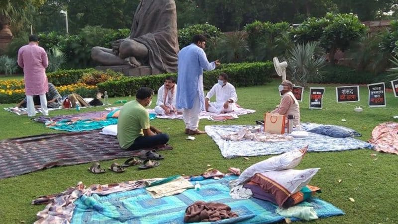 मीडिया रिपोर्ट्स के मुताबिक, एक सांसद ने बताया कि विपक्ष के नेताओं के घर से खाने-पीने के सामान आ रहे थे। शिवसेना के संजय राउत, एनसीपी की सुप्रिया सुले, डीएमके की कनिमोझी और तिरुचि सिवा धरना दे रहे सांसदों के लिए इडली लेकर पहुंचे थे।

