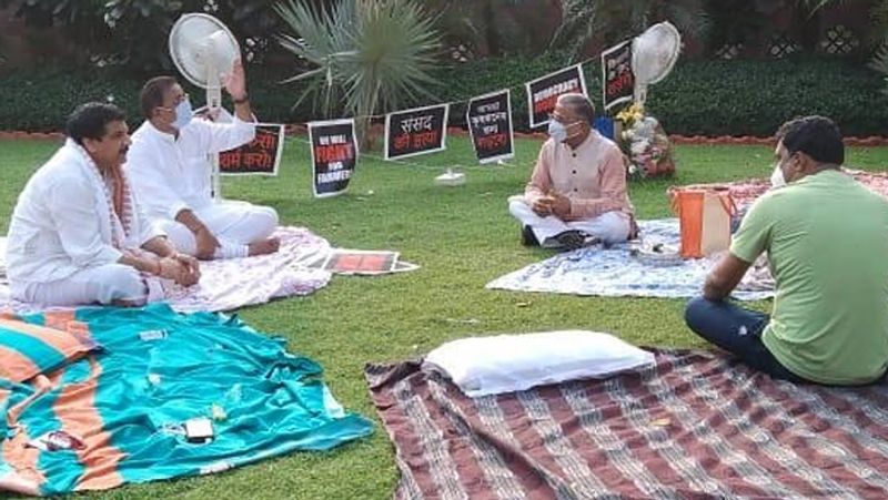 कांग्रेस सांसद गुलाम नबी आजाद ने कहा कि यह बिल किसान को बर्बाद करने वाला है। किसान विरोधी है। जबरदस्ती यह बिल राज्यसभा में पास करवाया गया है। डिवीजन मांगा गया था लेकिन डिवीजन नहीं कराया। अगर एक आदमी भी डिवीजन मांगता है तो डिवीजन करवाया जाता है। हालांकि इसको ऐसे ही पास कर दिया, जबकि राज्यसभा में बहुमत इस बिल के खिलाफ था।
