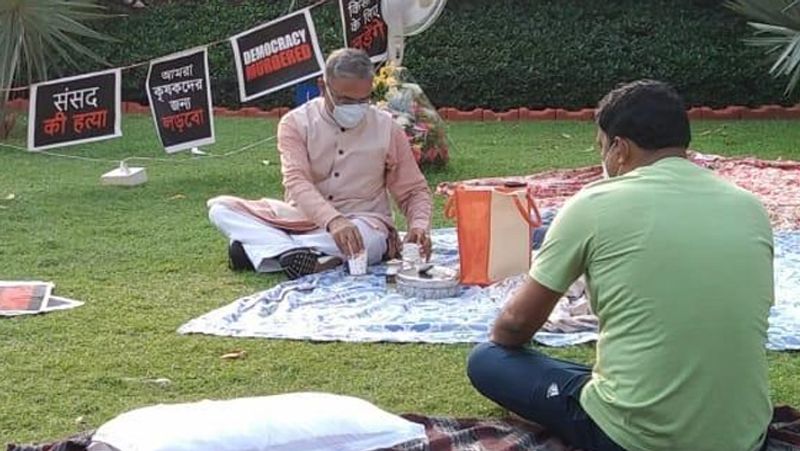 राज्यसभा से निलंबित कांग्रेस सांसद रिपुन बोरा ने कहा, हरिवंश जी ने कहा कि वो आज यहां उप सभापति के रूप में नहीं बल्कि हमारे साथ काम करने वाले एक साथी के रूप में आए हैं। हमारी बस यही मांग है कि आज सदन में LoP को बोलने दिया जाए। LoP आज हमारे सस्पेंशन को वापिस लेने की डिमांड सदन में रखेंगे।
