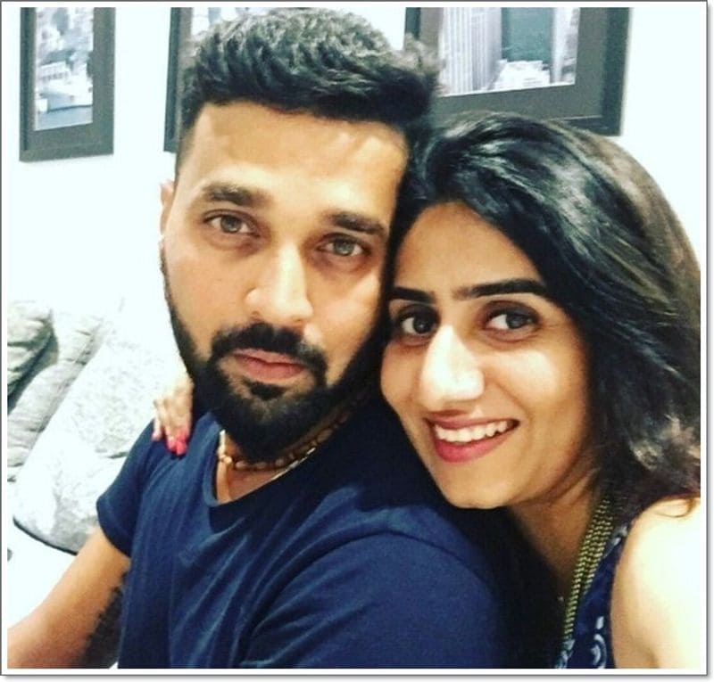 మురళీ విజయ్కీ, తన భార్యకీ మధ్య జరుగుతున్న తంతగం చాలా ఆలస్యంగా తెలుసుకున్న దినేశ్ కార్తీక్, వెంటనే ఆమెకి విడాకులు ఇచ్చేశాడు. ఈ సంఘటన తర్వాత మురళీ విజయ్, దినేశ్ కార్తీక్ మధ్య మాటల్లేవు..