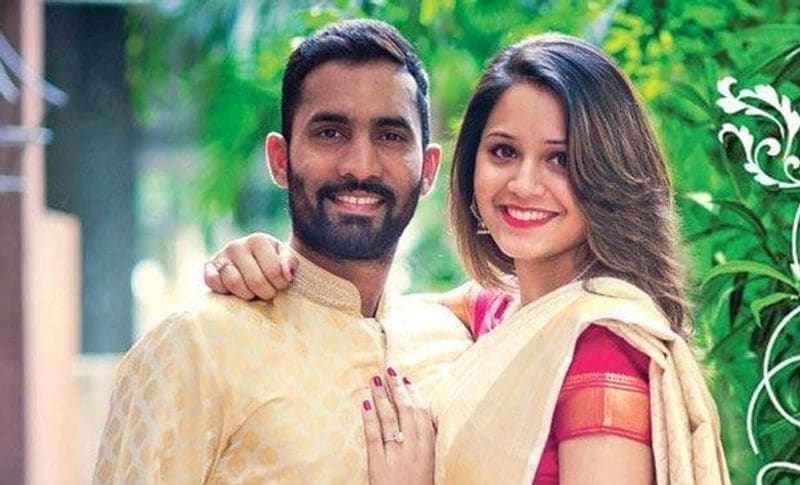 మురళీ విజయ్, నికితాను పెళ్లి చేసుకోగా... దినేశ్ కార్తీక్, భారత స్క్వాష్ ప్లేయర్ దీపికా పల్లికల్ను ప్రేమించి పెళ్లాడాడు. ఆ సంఘటనను గుర్తు చేసుకుని దినేశ్ కార్తీక్ ఇలా పక్కోడి పెళ్లాంతో పోల్చి ఉంటాడని అంటున్నారు డీకే ఫ్యాన్స్...