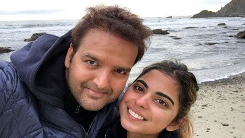 ईशा अंबानी ने कहा कि स्वभाव में अंतर होने के बावजूद कुछ बातों में दोनों में काफी समानताएं हैं। हम दोनों को खाने-पीने का काफी शौक है और समय मिलने पर हम कुछ स्पेशल खाने के लिए बाहर जाते हैं।