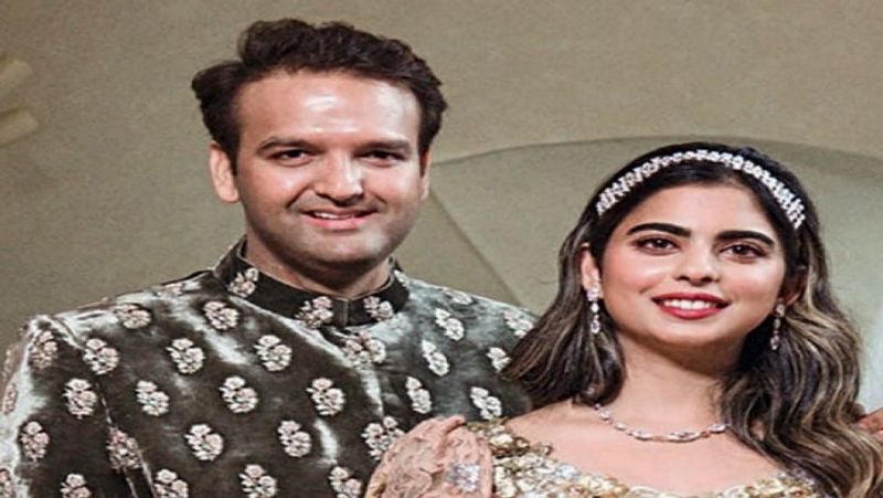 ईशा अंबानी ने कहा कि हम दोनों को अपने परिवार से काफी लगाव है और हम परिवार के साथ काफी समय बिताते हैं। ईशा अंबानी का कहना था कि आनंद का व्यवहार उनके साथ एक दोस्त जैसा है। 