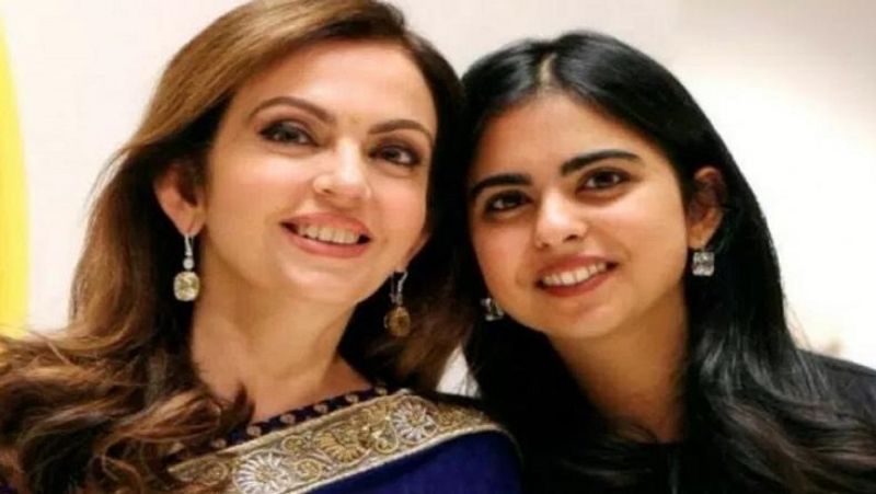 ईशा अंबानी का कहना है कि आनंद से उनकी शादी होने पर मां नीता अंबानी काफी खुश हुईं। ईशा अंबानी ने कहा कि आनंद काफी मेहनती हैं और बिजनेस के कामों में पूरा ध्यान देते हैं। उनमें किसी तरह की कोई बुरी आदत नहीं है। 