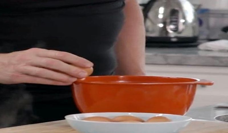Mistake everyone do while breaking an egg