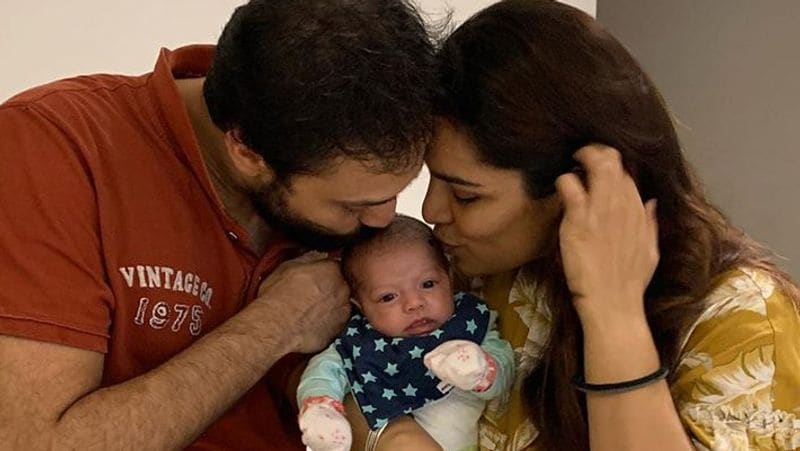 उन्होंने बेटी के साथ वाली कुछ फोटोज अपने इंस्टाग्राम पर शेयर की है। इन फोटोज में उनकी लाडली बेहद क्यूट नजर आ रही है। शिखा भी पूरे दिन बेटी के साथ बिजी रहती है।
