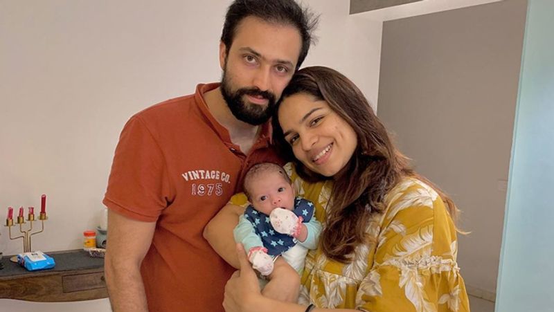 फोटो शेयर कर अपनी बेटी के बारे में शिखा ने लिखा था- जिस तरह तुम मेरी तरफ देखती हो तो मुझे बहुत अच्छा लगता है। ये सोचकर मुझे हैरानी होती है कि अगर तुम मेरी जिंदगी में न आती तो मैं क्या करती।
