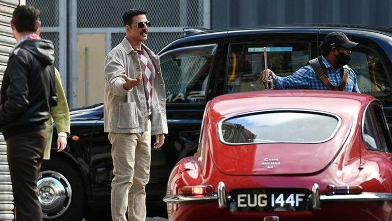 अक्षय कुमार ने अपनी अपकमिंग फिल्म 'बेल बॉटम' के लिए 18 साल से निभा रहे एक नियम को तोड़ दिया है। अक्षय अपने करियर में पहली बार डबल शिफ्ट करने वाले हैं। 