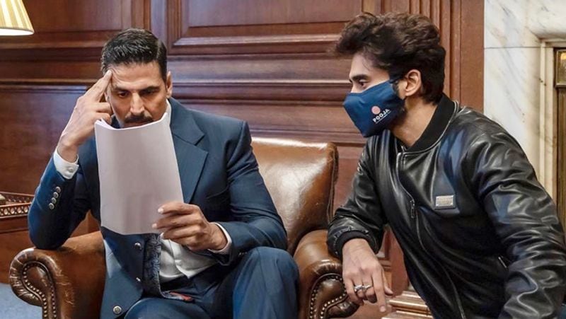 फिल्म के प्रोड्यूसर जैकी भगनानी ने इस बारे में बात करते हुए बताया- अक्षय सर के साथ काम करके बहुत अच्छा लग रहा है। वह सभी के बारे में सोचते हैं। पूरी यूनिट की सेफ्टी, शेड्यूल से लेकर प्रोड्यूसर्स के बारे में भी। अक्षय सर 18 साल में पहली बार डबल शिफ्ट कर रहे हैं। तो जब उन्होंने हमें 2 यूनिट्स का सुझाव दिया तो हम सभी चौंक गए और साथ ही एक्साइटेड भी थे। काम को लेकर उनकी एनर्जी देखकर बाकी टीम भी काफी प्रेरित है।
