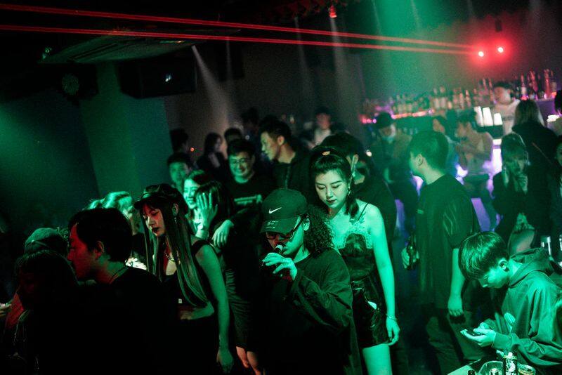 Wuhan nightlife returns to normal, while the world struggles with coronavirus pandemic ALB