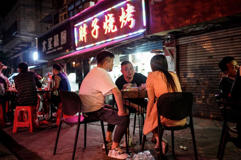 Wuhan nightlife returns to normal, while the world struggles with coronavirus pandemic ALB