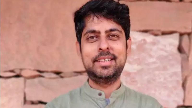 स्टैंडअप कॉमिडियन और फिल्म राइटर वरुण ग्रोवर भी इन मामलों से अछूते नहीं हैं। उनके खिलाफ भी एक महिला ने यौन उत्पीड़न का आरोप लगाया था। महिला ने बताया कि 2001 में एक प्ले के रिहर्सल के दौरान वरुण ने उन्हें गलत तरीके से छुआ और उनके साथ गलत हरकत की। वरुण ने भी इन आरोपों को नकार दिया था।