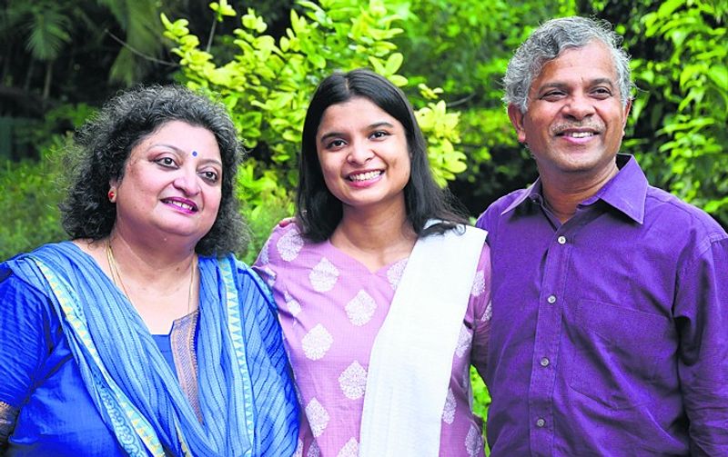 एक तो यह कि उन्होंने ओएमआर शीट एंड में मार्क करना शुरू की और समय कम रह गया यानी कि टाइम-मैनेजमेंट में समस्या आयी और दूसरी यह कि वे परीक्षा वाले दिन काफी स्ट्रेस्ड हो गईं थीं। यही परीक्षा अगर वे घर में दे रही होती तो शायद सेलेक्ट हो जाती पर वहां उनके स्ट्रेस ने उन्हें ओवरलैप कर लिया था। इसलिए रिद्धिमा कहती भी हैं कि पेपर के समय लगातार घड़ी देखते रहें और घर में बिलकुल परीक्षा वाले माहौल में अभ्यास टेस्ट दें। 