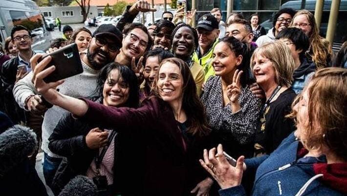 New Zealand PM Jacinda Ardern Apologises For Selfie With No Social Distancing Covid 19 mah New Zealand PM Jacinda Ardern Apologises For Selfie With No Social Distancing Covid 19 mah