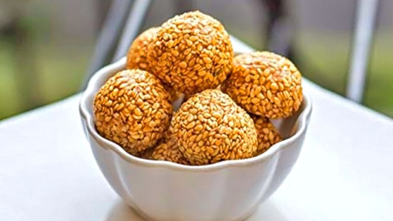 5. तिल के लड्डू सुहागिनों को खिलाएं और तिल का दान करें।
