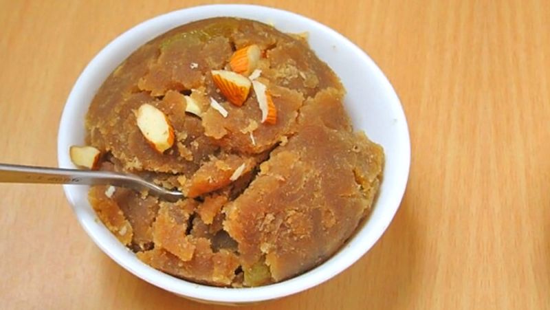 6. कन्याओं को रविवार के दिन मीठा दही और हलवा खिलाएं।
