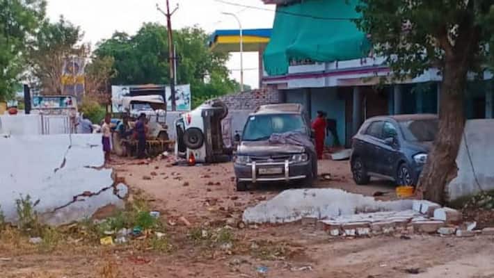 Accident in Gwalior, speeding car entered into house, 2 people died kpa Accident in Gwalior, speeding car entered into house, 2 people died kpa