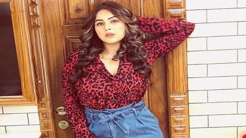 पंजाब की कटरीना कैफ उर्फ शहनाज गिल (Shehnaaz Gill) जो हाल ही में अपने फिगर को लेकर चर्चा में है, उन्हें बिग बॉस 13 में काफी अटेंशन मिली। शहनाज गिल पेशे से सिंगर हैं। बिग बॉस में आने के बाद वह कई म्यूजिक वीडियोज में नजर आ चुकी हैं।