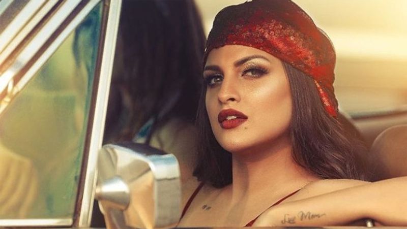 पंजाबी सिंगर हिमांशी खुराना (Himanshi Khurana) ने भी बिग बॉस के सीजन 13 में शिरकत की थी। इसके बाद उनकी पॉपुलारिटी सातवें आसमान पर पहुंच गई। हिमांशी ने कई हिट गाने दिए हैं। हिमांशी और शहनाज गिल दोनों एक ही सीजन में थी।