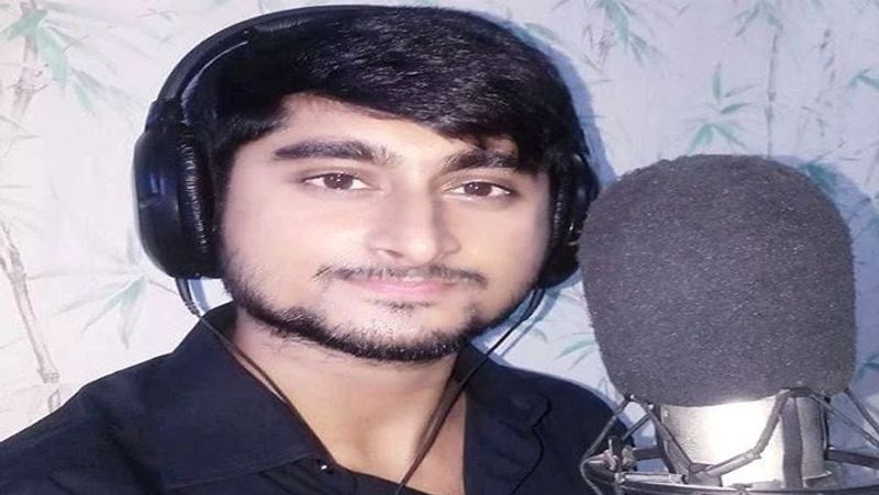 पंजाब ही नहीं बिग बॉस में बिहारी सिंगर ने खूब धमाल मचाया है। जी हां बिग बॉस 12 में बिहार के सिंगर दीपक ठाकुर (Deepak Thakur) ने भी हिस्सा लिया था। शो में आने के बाद दीपक ठाकुर काफी पॉपुलर हो गए। दीपक ने अपनी सिंगिंग और खेल से लोगों को खूब एंटरटेन किया था।