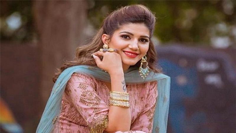 बिग बॉस के सीजन 11 में हरियाणा की मशहूर डांसर और गायिका सपना चौधरी (Sapana Chaudhary) आई थी। सपना की फैन फॉलोइंग पहले ही काफी थी पर बिग बॉस के बाद उनकी पॉपुलारिटी और बढ़ी। शो के दौरान भी उन्होंने दर्शकों का खूब मनोरंजन किया था।