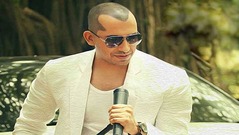 बिग बॉस सीजन 8 में भी पेशे से बतौर सिंगर और एक्टर अली कुली मिर्जा (Ali Kuli Mirza) ने भाग लिया था। अली एक शानदार सिंगर हैं और बॉलीवुड मूवीज में भी काम चुके है। 