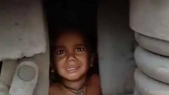 uttar pradesh agra teenaged boy throws minor boy infront of train video viral kpr uttar pradesh agra teenaged boy throws minor boy infront of train video viral kpr