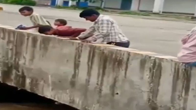 जबलपुर की इस घटना का वीडियो सामने आने के बाद एनिमल लवर्स ने पुलिस में शिकायत की है।