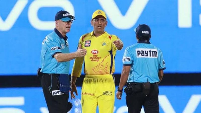 అలాగే 2019 ఐపీఎల్ సీజన్లో అయితే రాజస్థాన్ రాయల్స్తో జరిగిన మ్యాచ్లో అయితే అంపైర్ వైడ్ ఇచ్చి, ఆ తర్వాత నిర్ణయం మార్చుకున్నాడని... ఏకంగా క్రీజులోకి వచ్చి వారితో గొడవ పెట్టుకున్నాడు ధోనీ...